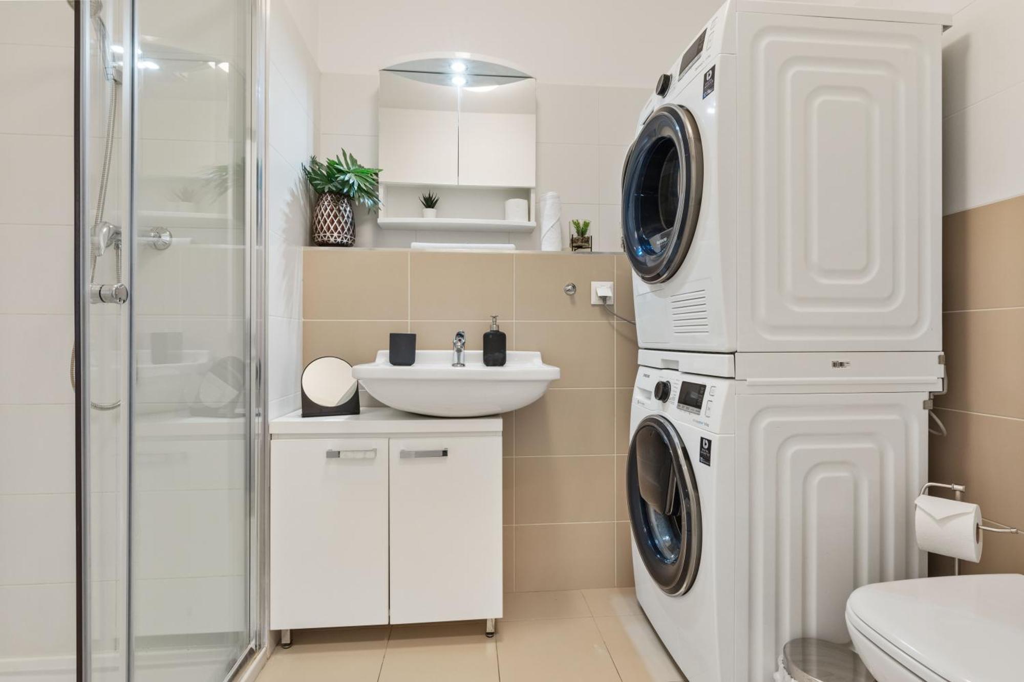 Lam Safari - Balcony - Ac - Free Parking Apartment Bratislava Luaran gambar