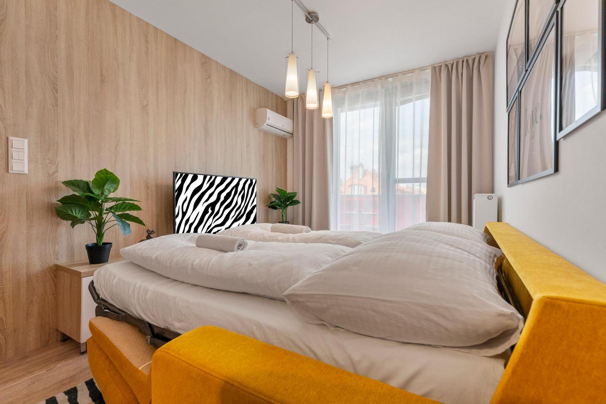 Lam Safari - Balcony - Ac - Free Parking Apartment Bratislava Luaran gambar