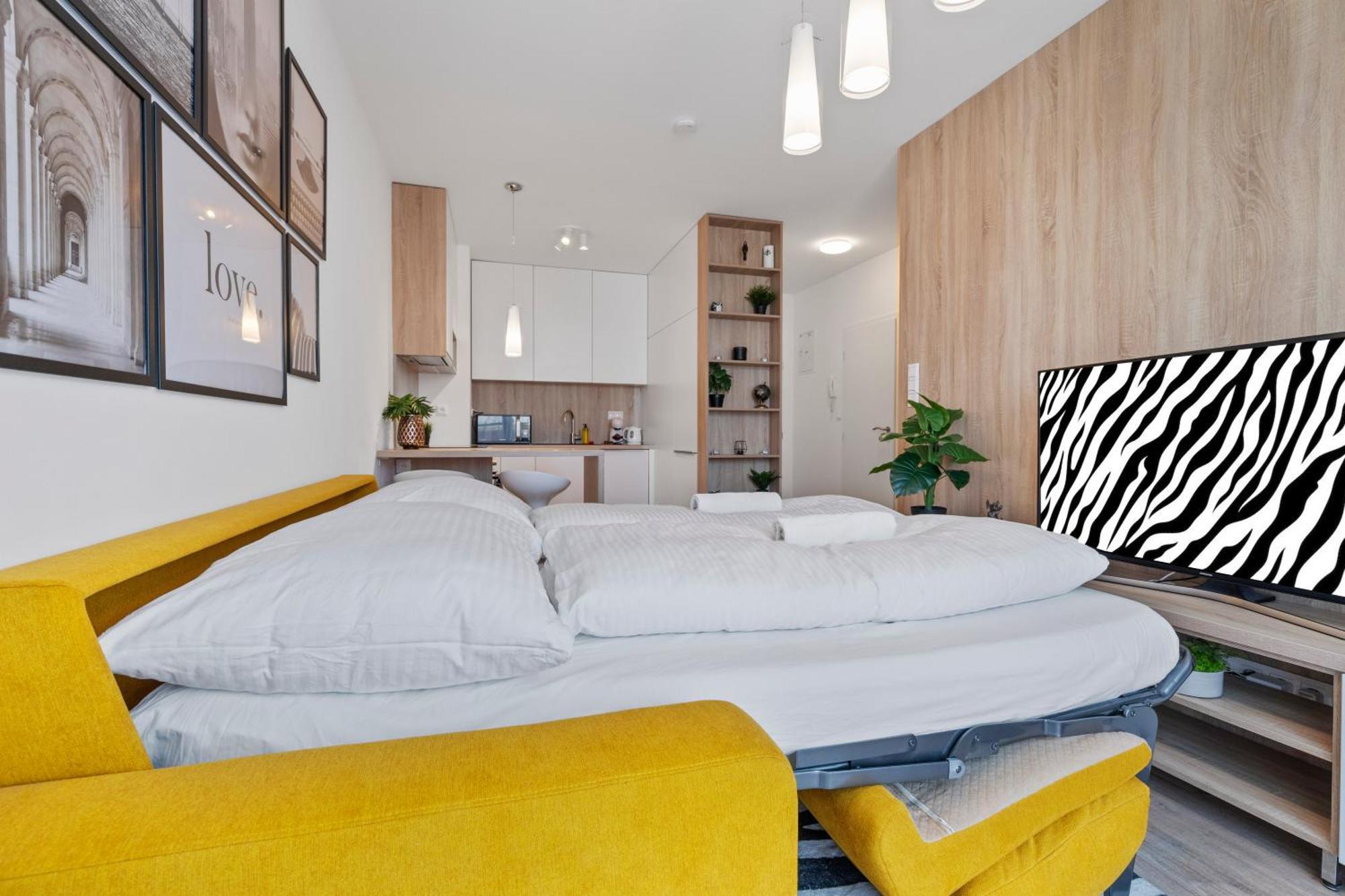 Lam Safari - Balcony - Ac - Free Parking Apartment Bratislava Luaran gambar